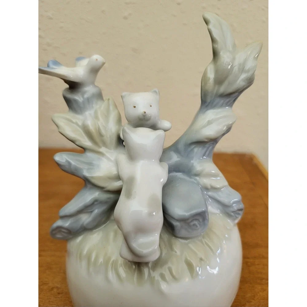 Vintage 1980's Porcelain Rotating Pedestal Musical Music Box Kittens Cat‎ Bird